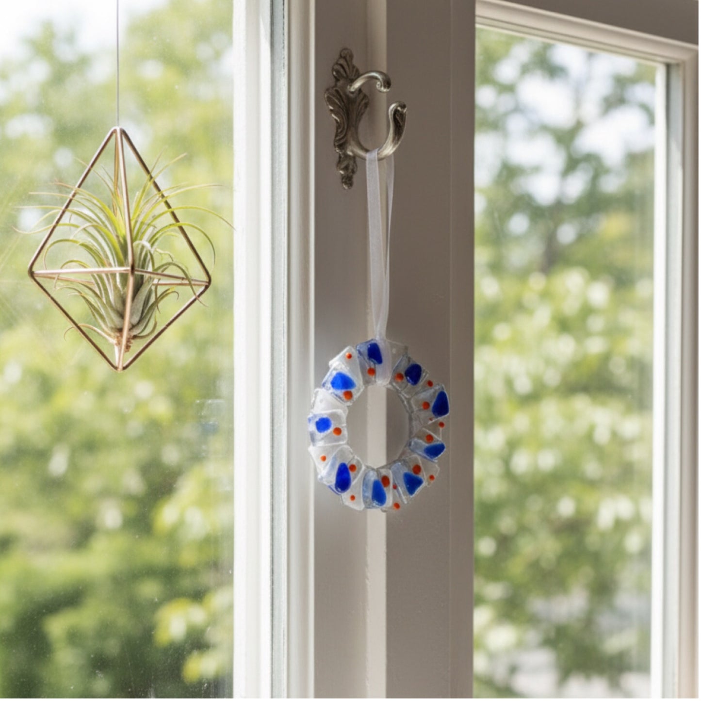 მყუდრო ლურჯი კონფეტის გვირგვინი